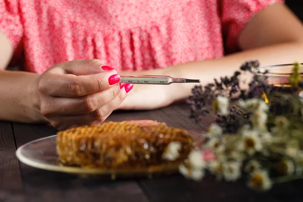 Natuurlijke geneeskunde, kruiden, thee en honing — Stockfoto