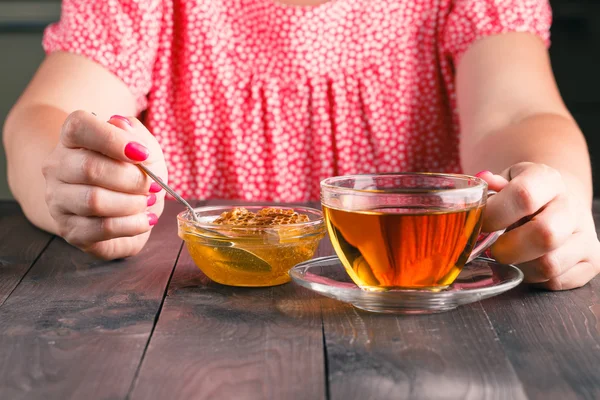 Kadın yemek bal ve fincan yeşil çay ile eski ahşap tablo — Stok fotoğraf