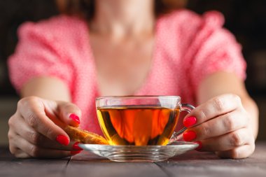 insan eli alarak kurabiye plaka üzerinde bir tablo