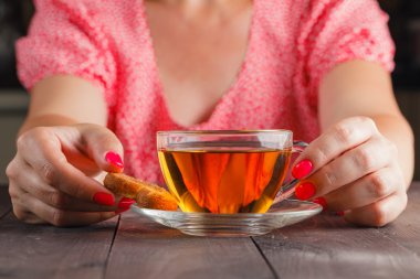 insan eli alarak kurabiye plaka üzerinde bir tablo