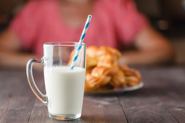 Glass of milk on an kitchen table — Stock Photo, Image