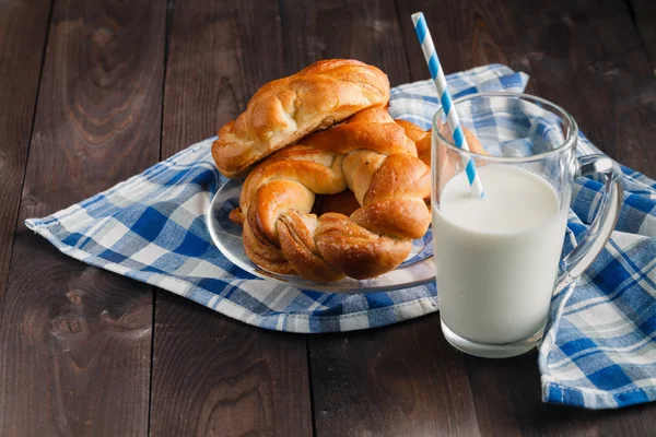 부엌 테이블에 우유의 유리 — 스톡 사진