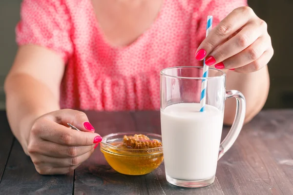 여자 음료 우유 — 스톡 사진