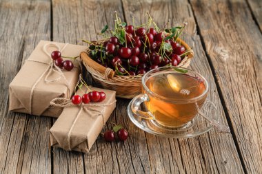 Kiraz ve çay ile şenlikli tatlı Kahvaltı