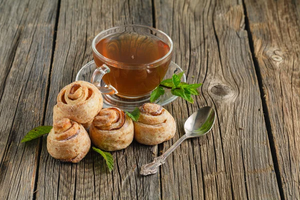 Petit pain sucré au chocolat et tasse de thé — Photo