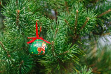 Doğal bir köknar ağacının bir arka plan üzerinde Noel topu