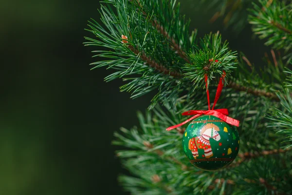 Díszített karácsonyfa golyó closeup része — Stock Fotó
