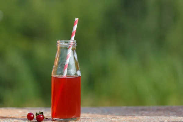Крупный план красного детоксикационного напитка с красной соломинкой — стоковое фото