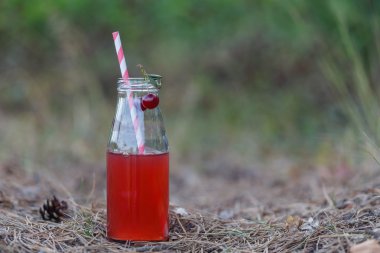 kırmızı bir closeup Detoks içecek bardağı taşıran damla içme bir kırmızı ile,