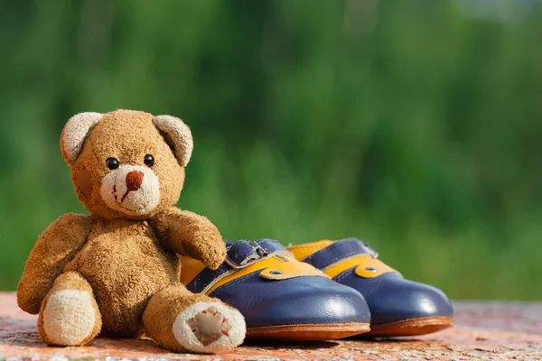 Детская обувь с плюшевым мишкой — стоковое фото