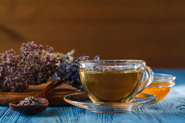 Composizione con tazza di tè e ciotole di foglie di tè . — Foto Stock