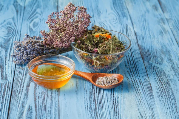 Té de hierbas con diferentes ingredientes, té de montaña — Foto de Stock