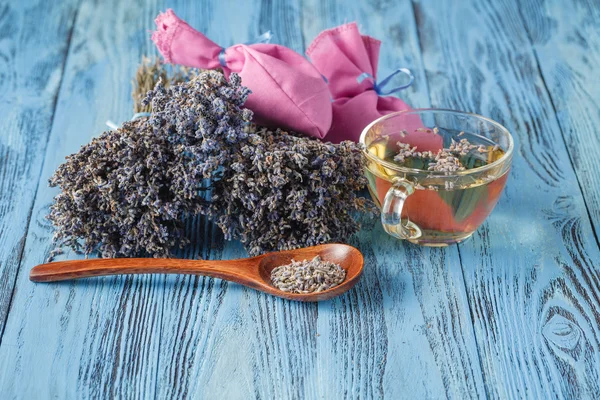 Té aromático de lavanda y manzanilla silvestre — Foto de Stock