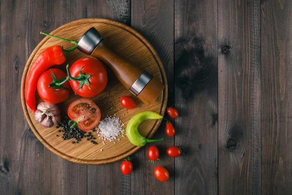 Verse tomaten en grof zout voor gebruik als ingrediënten koken wi — Stockfoto