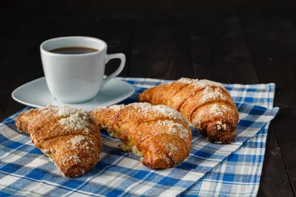 クレマ コーヒー、ミルク、ビンテージ o の焼きたてのクロワッサンの朝食します。 — ストック写真