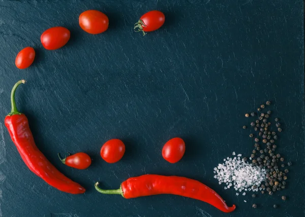 Красные помидоры черри с перцем и солью — стоковое фото