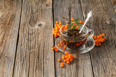 Rustik ahşap masa üzerinde bitki çayı