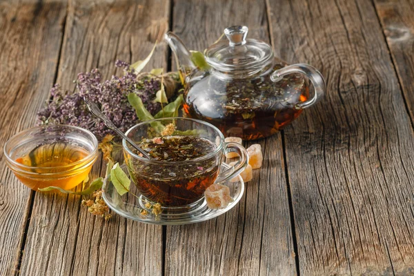 Té útil recién hecho con fresas silvestres secas en un gla — Foto de Stock