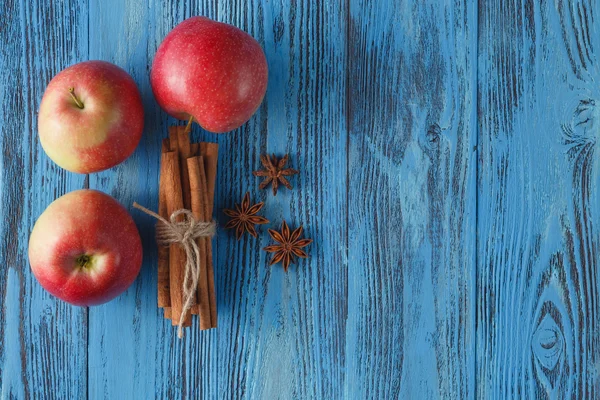 Roter Apfel mit Zimt und Anis — Stockfoto