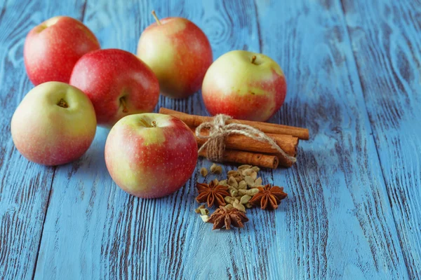 Äpfel und Gewürze - saftige Früchte mit Zimt und Sternanis — Stockfoto