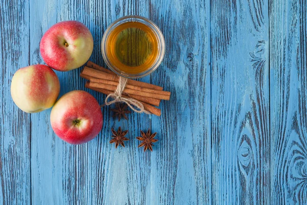 Frische Äpfel auf Holztisch — Stockfoto