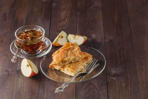 Home made apple pie with apples and cinnamon — Stock Photo, Image