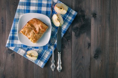 elmalı turta ahşap masa üzerinde beyaz tabak