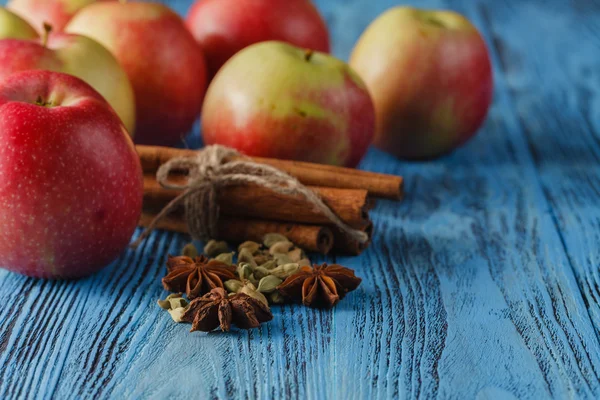 Frische Äpfel auf Holztisch — Stockfoto