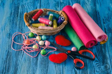 Renkli düğmeler, eski makas, iş parçacığı üzerinde ahşap dokulu renk 