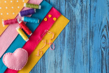 İğne işi kavramı. El sanatları keçe yapmak için şeyler