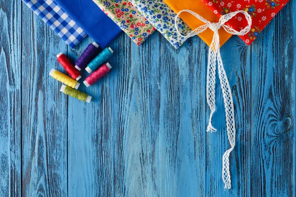 Хлопчатобумажные ткани для шитья, кружева и аксессуары для рукоделия — стоковое фото