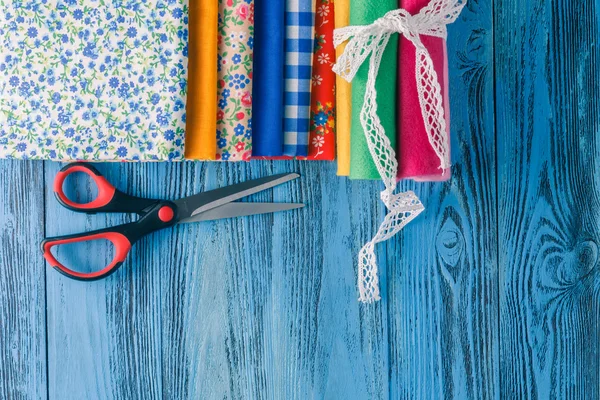 Хлопчатобумажные ткани для шитья, кружева и аксессуары для рукоделия — стоковое фото