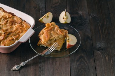 Elmalı turta elma dilim ve gevrek kabuk ahşap bir masa üzerinde. 