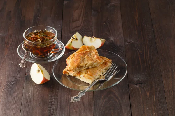 Apple pie on wooden table with tea — Stock Photo, Image