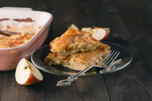 Apfelstrudel oder Apfelkuchen mit Datteln und Zimt — Stockfoto
