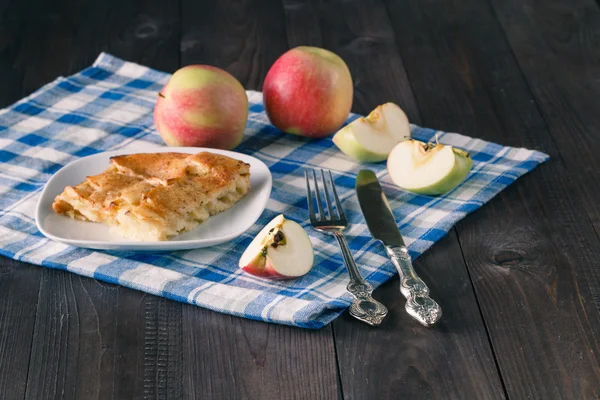 Creamy Apple Pie on wood background — Stock Photo, Image