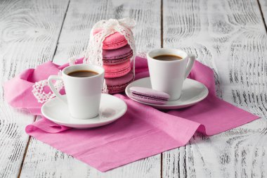 İki fincan espresso pembe peçete üzerinde