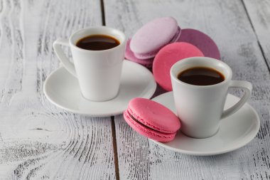 iki bardak kahve ve macaroons ve portre