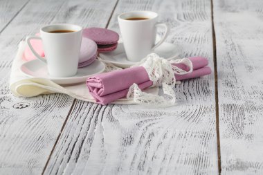 Beyaz arka plan üzerinde iki kahve fincanı