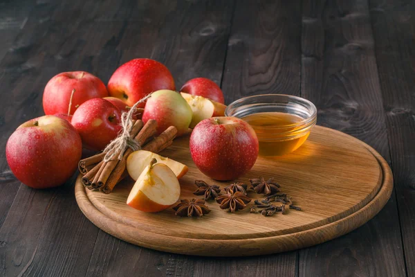 Zutaten für das Backen von Apfelkuchen - Honig und Gewürze — Stockfoto