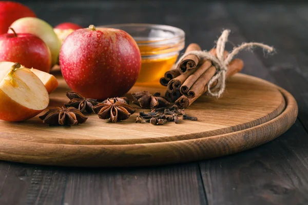 Bahan-bahan untuk memanggang pai apel - madu dan rempah-rempah — Stok Foto