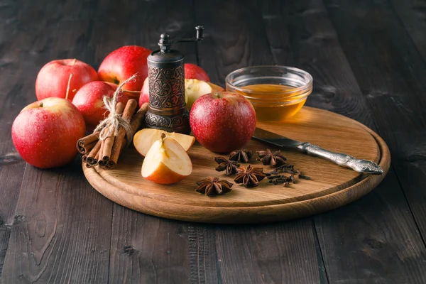 Äpfel, Zimt, Anis und Gewürznelken mit Backform. — Stockfoto