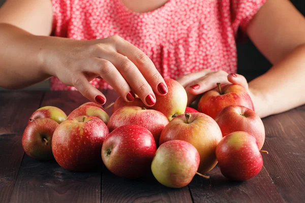 Ώριμα κόκκινα μήλα στο τραπέζι κοντά — Φωτογραφία Αρχείου