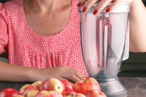 Healthy apples with small blender on a cutting board getting rea — Stock Photo, Image