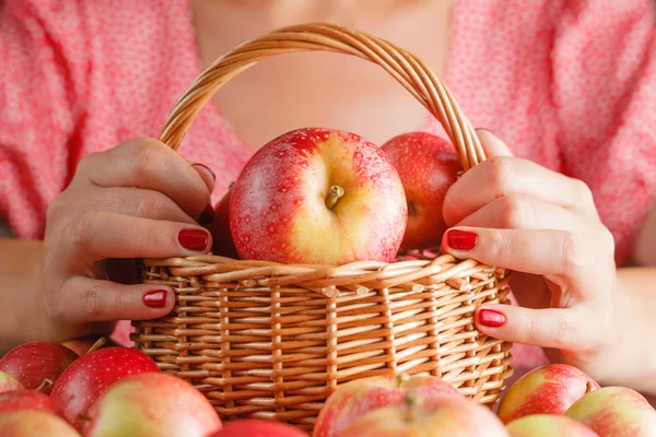 Panier plein de pommes, main femme tenant panier de pommes — Photo