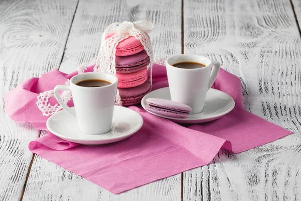 Zwei Tassen Espresso auf rosa Serviette — Stockfoto