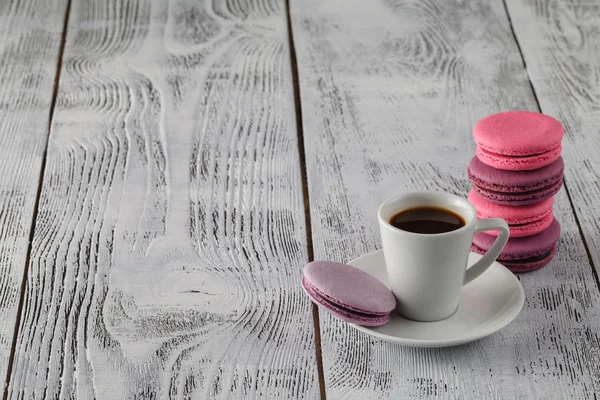 Kaffee, Makronen und Sahne auf einem weißen Tisch — Stockfoto