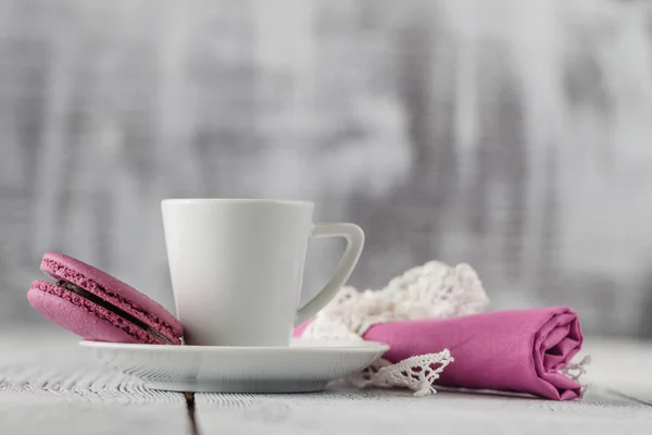 Красочные макароны и чашка кофе на потрепанном шике — стоковое фото