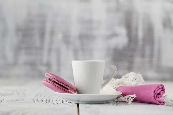 Белая чашка кофе на деревянном столе — стоковое фото