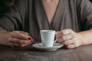 espresso bir ahşap masa üzerinde kadın elle